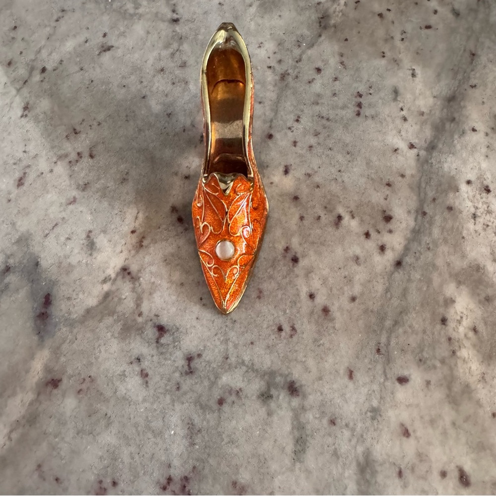 pink and gold shoe trinket